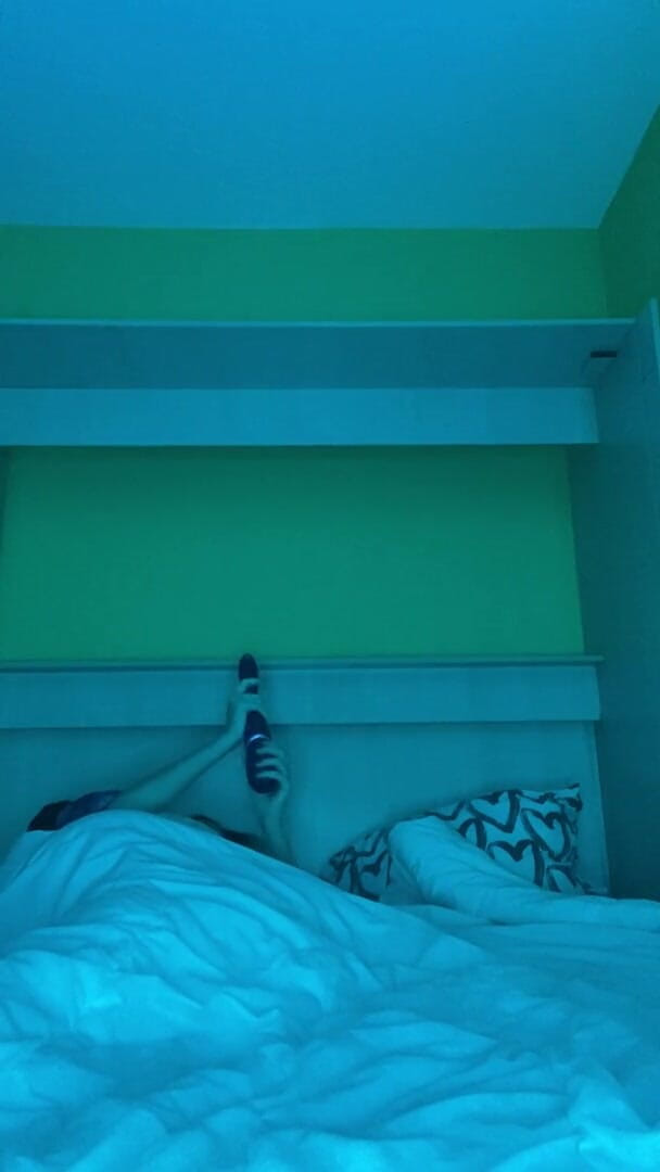 My bf cuckold: 早上独自在家用振动器自慰
