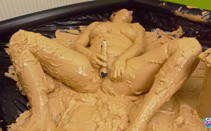 Lyndra Lynn: Cheerleader mud orgasm