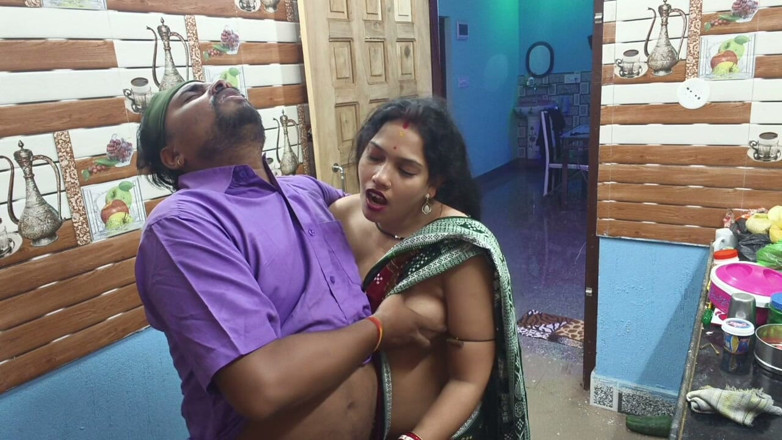 Sona bhabhi: Sexy Tamil Aunty Hot Romance and Fucking in Kitchen! Desi...