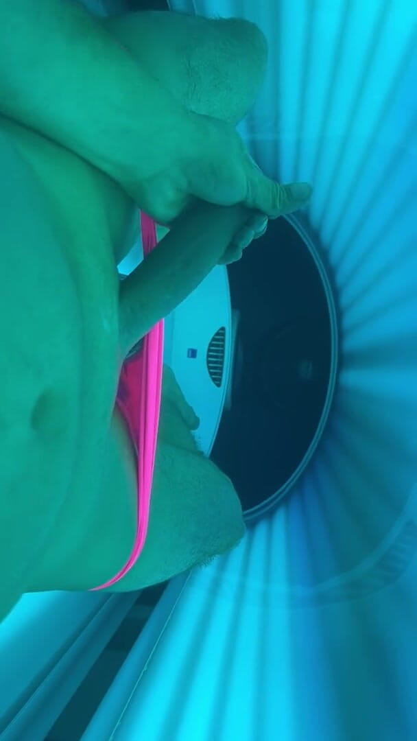 HotnHorny: Naughty fun in tanning salon