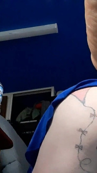 Une tapette travestie avec un trou du cul tatoué
