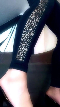 Sexy horká blondýna MILF Dani tančí a striptýzové pro tebe