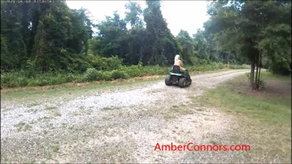 Amber Connors: Nahá sekačka na trávu