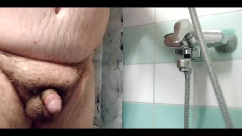 Asian slave & white superchub Master: Tonton Semasa Mencuci Batang Adams, Bagaimana Dia Menggulung Balik Kulupnya...