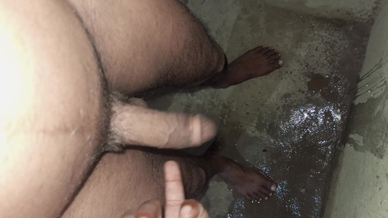 Pakboy studio: Ragazzo caldo fa pipì e gioca con un piccolo cazzo