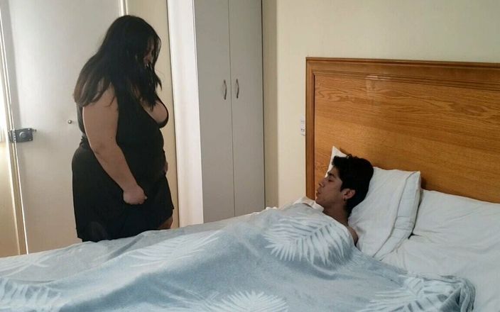 Riderqueen: Stiefmoeder bezoekt stiefzoon in bed en berijdt cowgirl-slet bbw