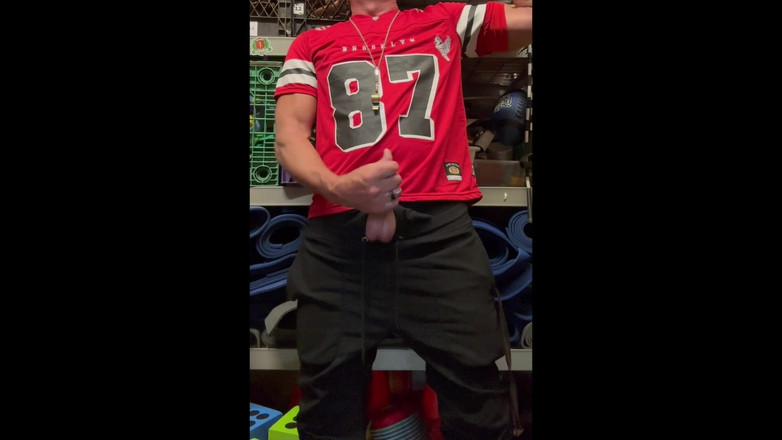 JockDad87: Jockdad87 trycker in en laddning i sin tröja med nummer 87.