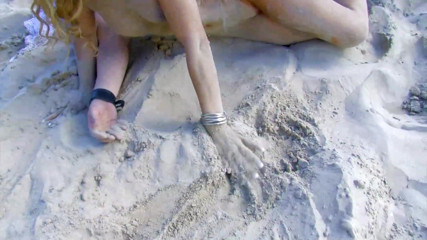 Real Home Made: Sexy blonďatá kundička s velkými prsy šuká prstění zadku na pláži