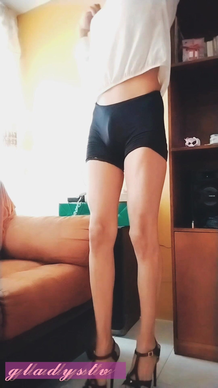 UpcomingCinnamon92: gledis ek transvestait larki hai jo tab tak uttejit ho...