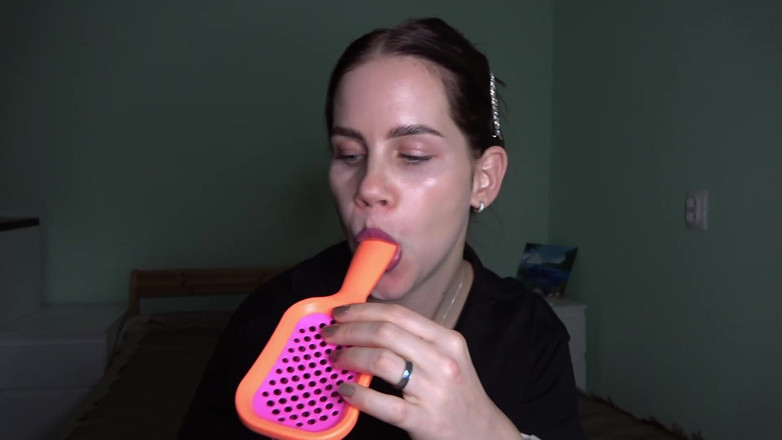 Anna Sky: Anna geeft een hete pijpbeurt en zuigt verschillende voorwerpen af