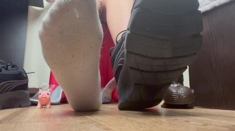 Skinny_lady69: POV - บําเรอถุงเท้านายหญิงหลังวันอันยาวนาน