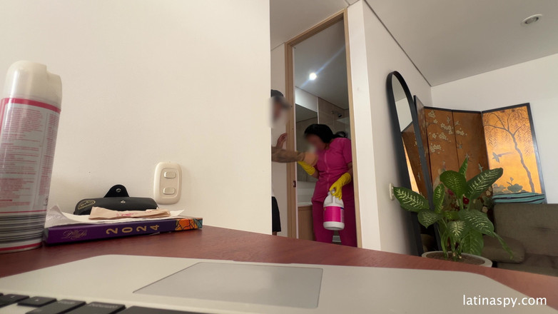 Latinaspy: Služka s obrovským zadkem čistí Apt Pak honí svého šéfa část 1