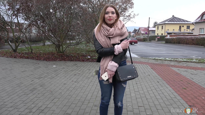 Teen Mega World: Un tip filmează fundul apetisant al frumuseții
