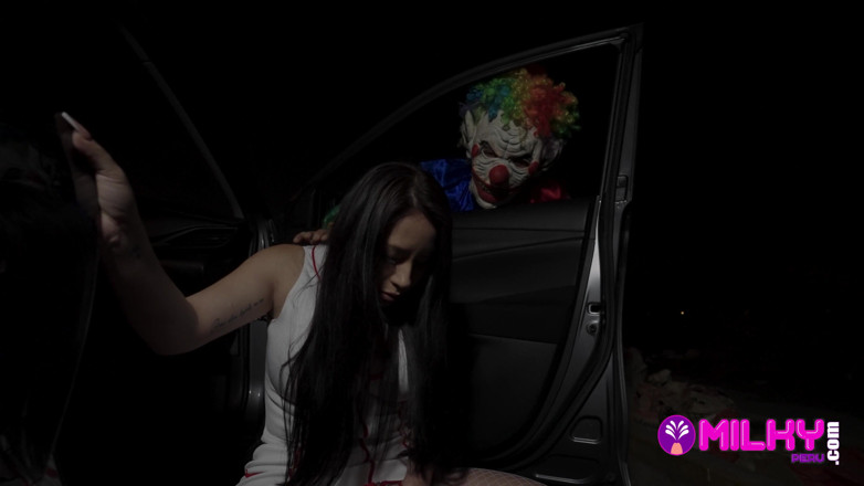 Milky Peru: Pacar pantat bahenol ini diseret ke klinik teror - halloween