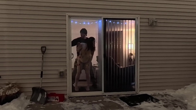 Mya Lane: Presumiendo Para Los Vecinos Y Esposa Follada En El Sofá