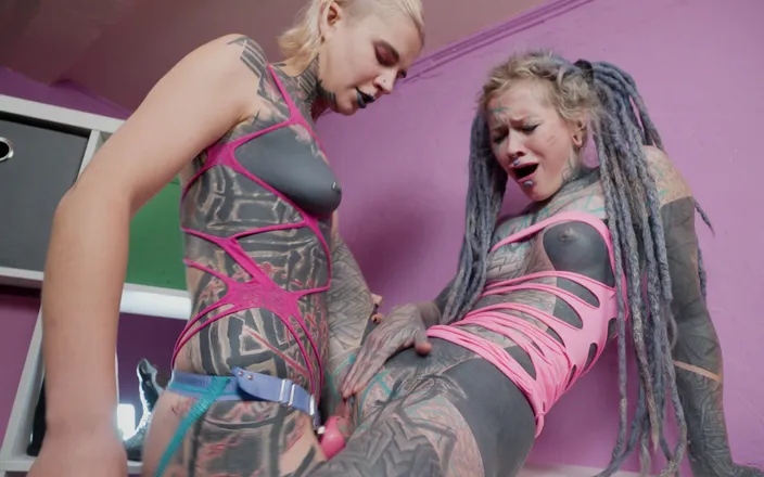 Z-Filmz: Seppienta Has Strapon Fun Until Anuskatzz Squirts