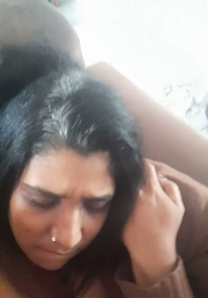 IndyFire: Mamă sexy indiană țâțoasă este futută în rochie roșie pe canapea