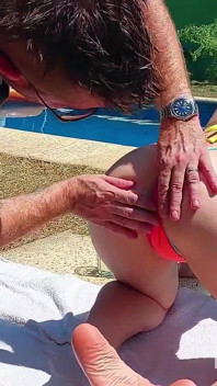 Hermosos ojos azules follados y garganta profunda en el sol