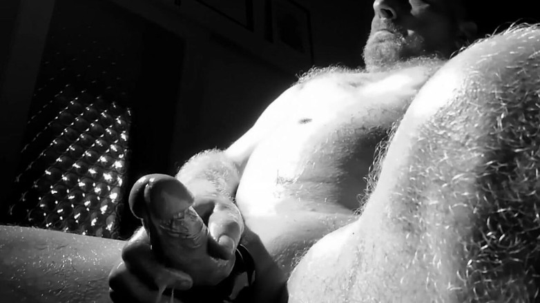 Kane Santiago: Masturbace a výstřik se 2 kamerami v černé a bílé