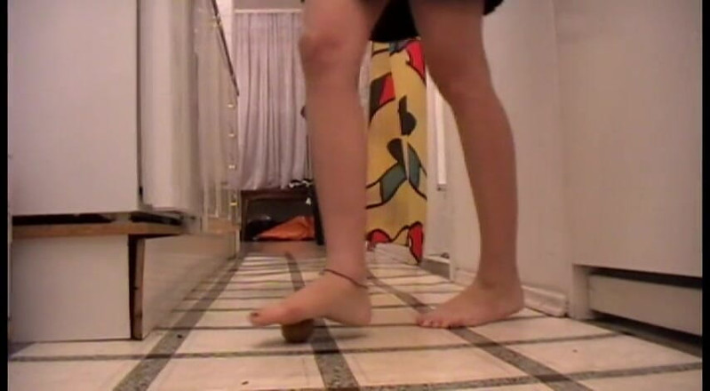 Foot Girls: Voedsel verpletteren met voeten met pedicure