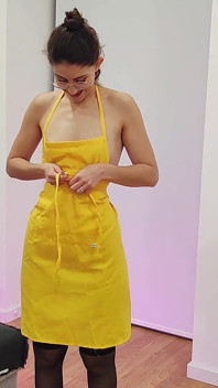 Brunetă uimitoare sexy cu fetiș cu bilă legată cu bandă