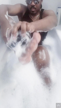 Mi Lavo Il Corpo Nella Vasca Da Bagno (2025)