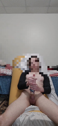 Une Jeune Bite Blanche Grosse Domine Son Jouet !