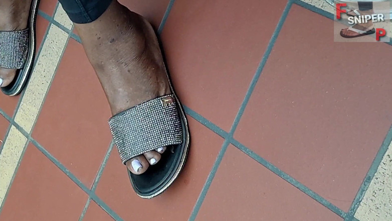 Foot Patrol: Trabalhadora Senhora Ébano com pés gordinhos com dedos rosa