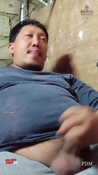 두꺼운 자지를 가지고 노는 통통한 아빠
