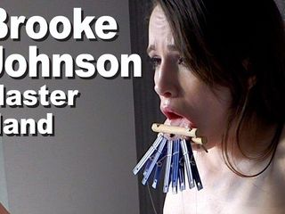 Picticon bondage and fetish: Brooke Johnson &amp; Meester hand tong klemde climax
