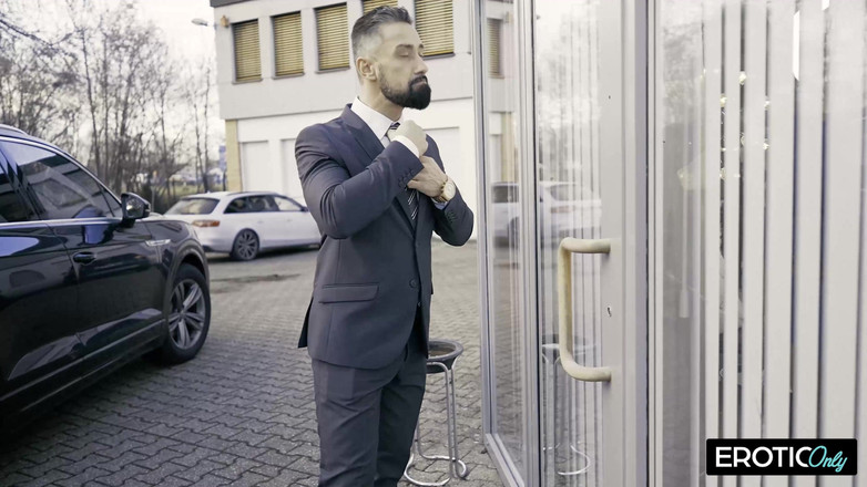 MILFFreaksX: 性饥渴的熟女想要在她湿漉漉的阴户里用力操