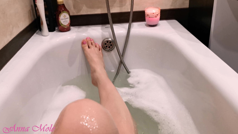Anna Mole: I take a bath and show off my gorgeous legs.