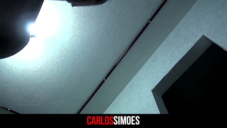 Carlos-Simoes: Sexy brunetka s velkým zadkem sedí a twerks na velkém,...
