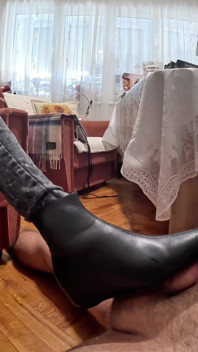 Humillación y adoración ante las botas de la dominatrix