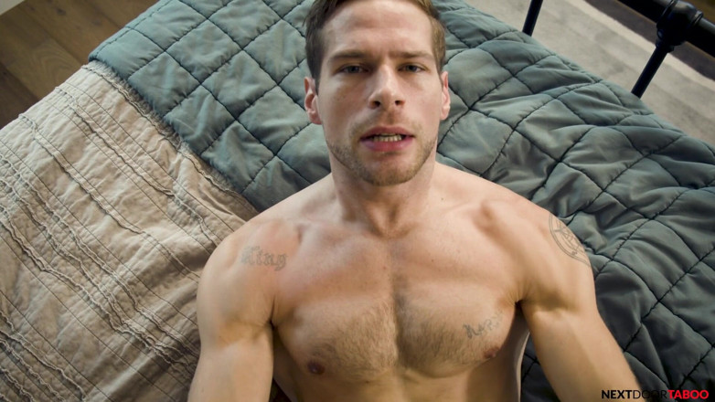 Next Door Studios: Los hermanastros se ponen cachondos cuando encuentran el porno gay...