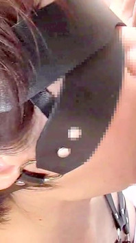Mayu nr. 51: Geblinddoekt, diepe keel, wellustige sporen, dubbele penetratie seks, tepel-piercing, spuiten, stuiptrekkingen,