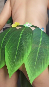 Moja przyrodnia siostra wykonuje taniec hawajski w zielonym hawajskim kostiumie cosplay następnie masturbuje się i pokazuje, co jest pod