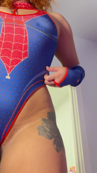 Chatte et gode en solo dans un cosplay avec une femme spider-woman