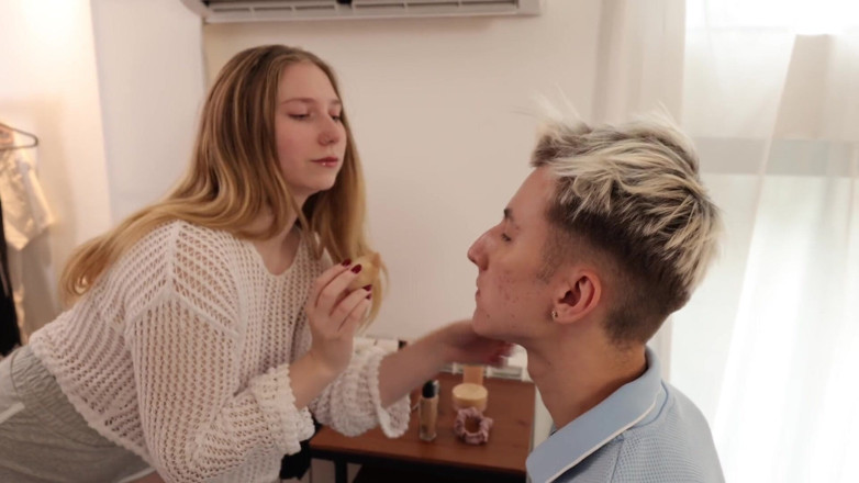 Oliver Strelly: Il Twink E La Sorellastra Hanno Succhiato Il Patrigno