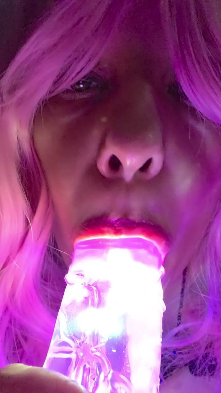 LustyPeachesofSin: Chupando meu vibrador iluminado
