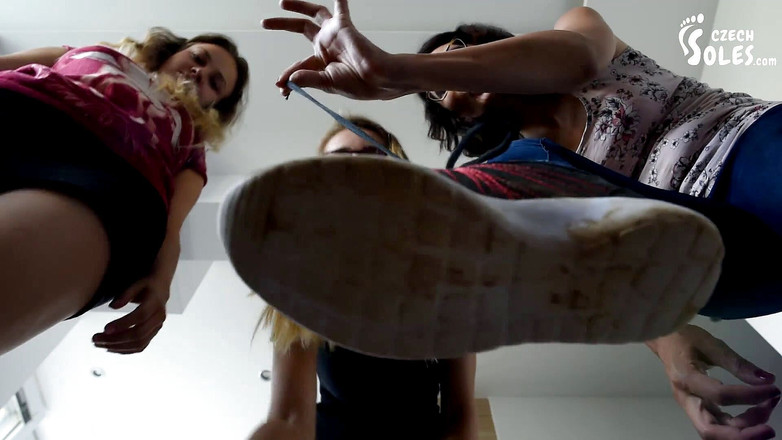 Czech Soles - foot fetish content: Sudut pandang dekat pintu untuk 3 awek pancutan mani