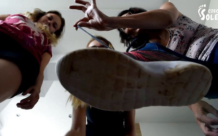 Czech Soles - foot fetish content: Capacho em primeiro plano para 3 meninas pisando