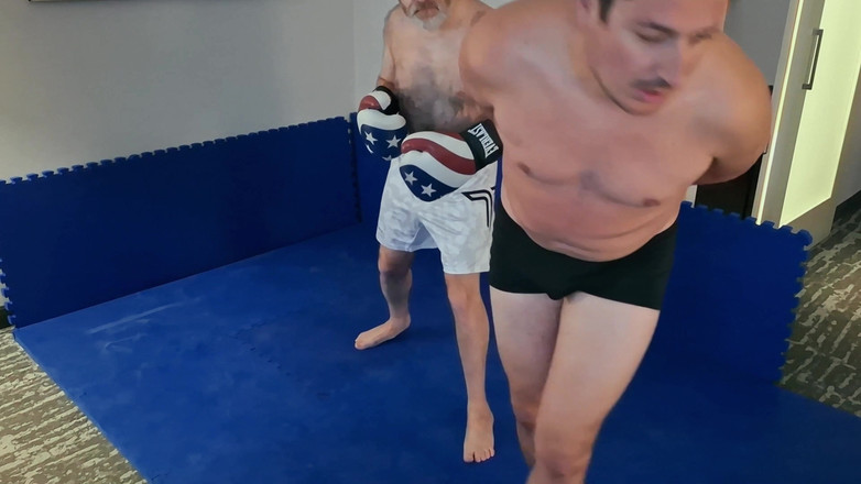 Combat and fetish: Défi de boxe dans une chambre d’hôtel - Little Bear vs...