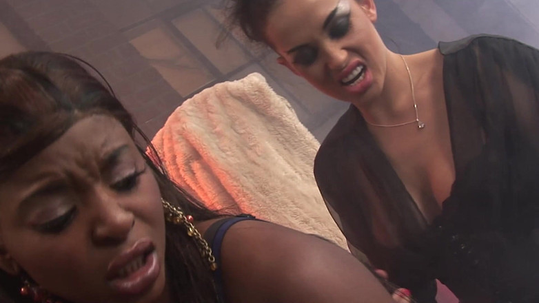 Bananas with Melons: Scena gagicilor umede - 4_busty lesbiană brunetă Vampir își fute prietena neagră cu...