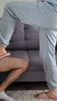 Écraser Des Testicules Dans Des Tongs Roses!