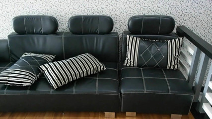 Thai-Noi: Vyprstěná na gauči! Sexy kalhoty!