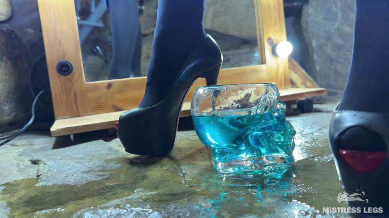 Mistress Legs: 그녀의 오줌을 사용하여 당신에게 특별한 할로윈 약을 만드는 여주인