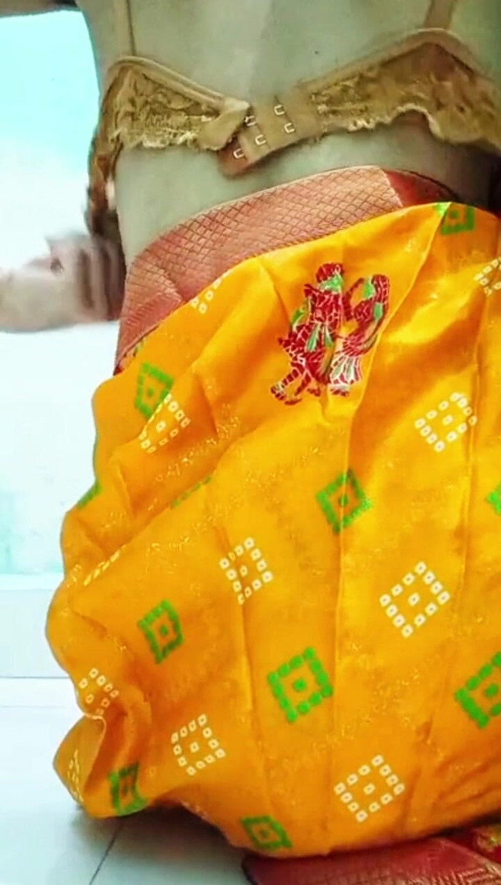 Silver_Worm: Une fille indienne joue un rôle d’enseignante chaude et érotique