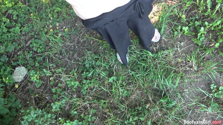 Bootyass Girl: Si blonde montel yang sangat seksi berkongkek di dalam hutan
