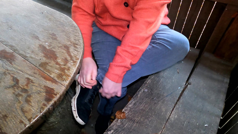 Bouncy Tits Action: Vagina slapping och labia drar på picknickbordet